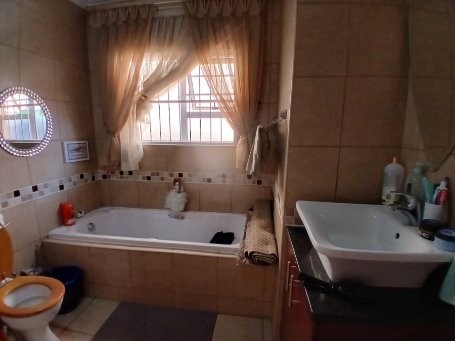 To Let 3 Bedroom Property for Rent in Pentagon Park Free State